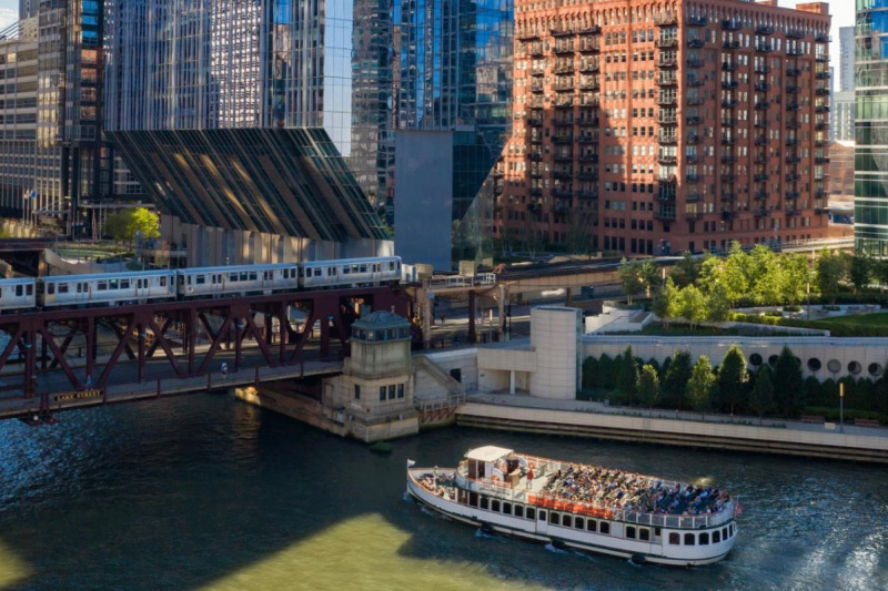 Day 4: Free morning + Chicago architecture river cruise guided tour thumbnail