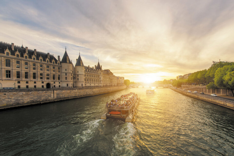 Accessible river cruise through Seine River