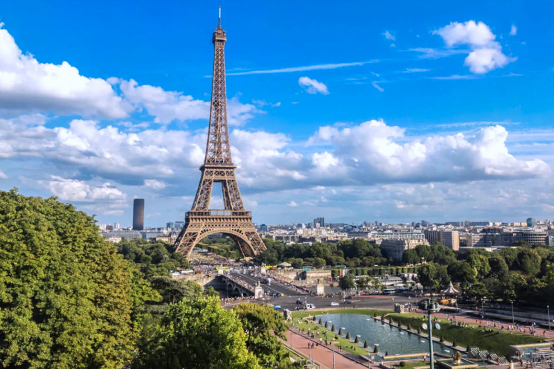 Paris 3-Day Trip (airport transfers, equipment rental, accommodation)