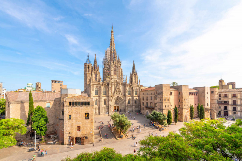Barcelona explorations: Gothic Quarter, Sagrada Familia, wine tasting & Montserrat Abbey