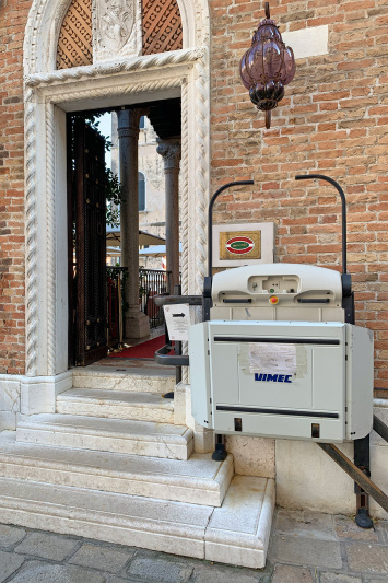 Hotel Palazzo Stern entrance with wheelchair platform lift