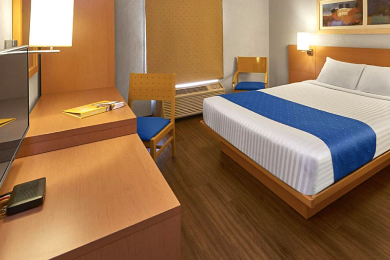Handycap Room with queen bed and bedside chair.