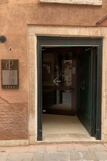 Ca'pisani Hotel entrance with small step smooth interior floors