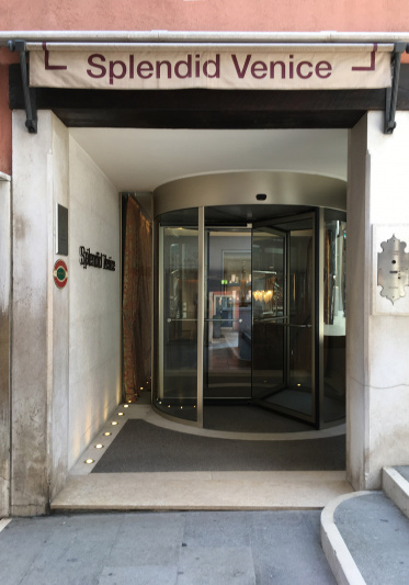 Splendid Venice Hotel has a step entrance and a revolving door