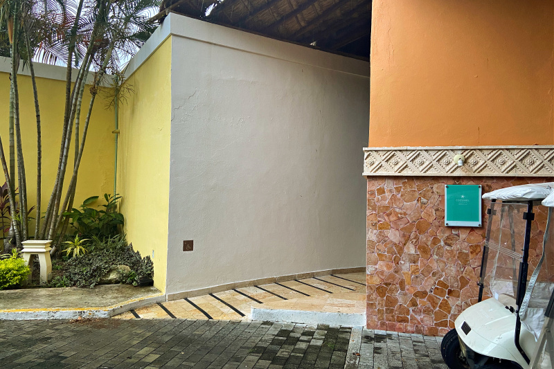 Hotel entrance with side ramp