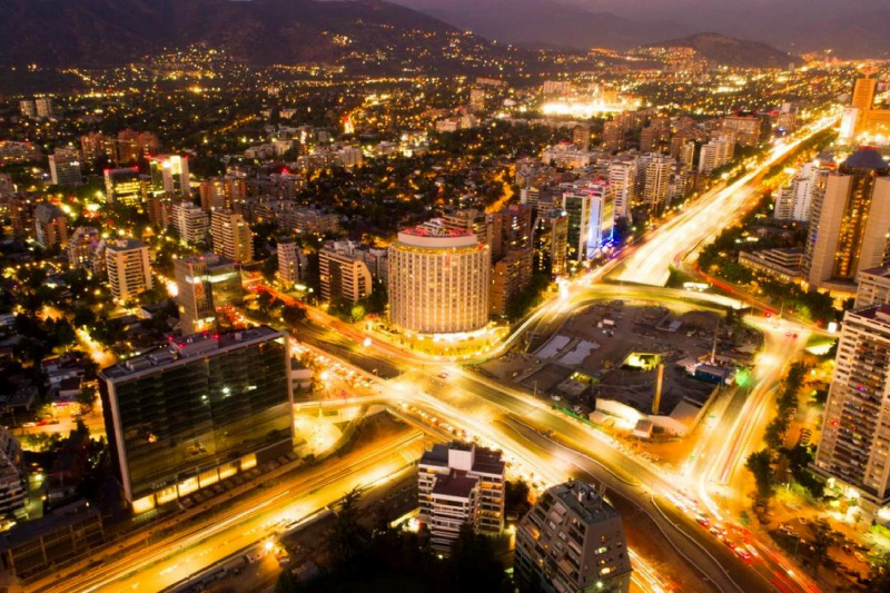 The DoubleTree Santiago Kennedy and its surroundings at night