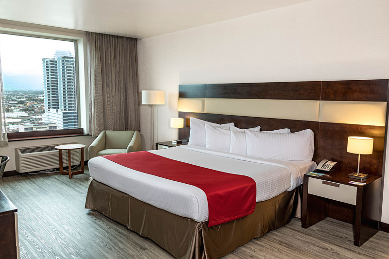 Accessible king room with bed and city view