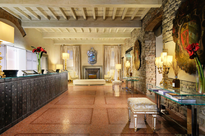 Brunelleschi Hotel lobby and front desk
