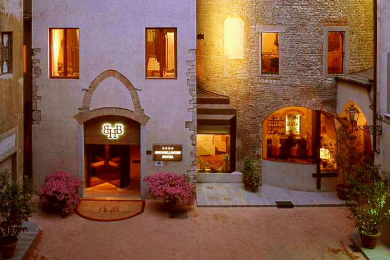 Brunelleschi Hotel entrance and courtyard