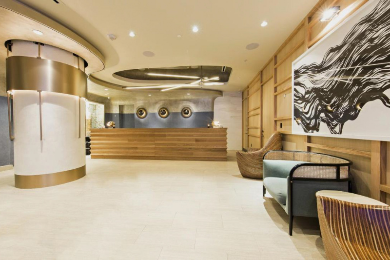 Spacious lobby with sofas and a standing counter
