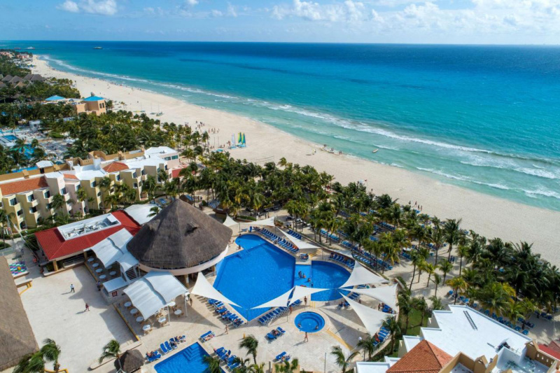 Pool and sea view
