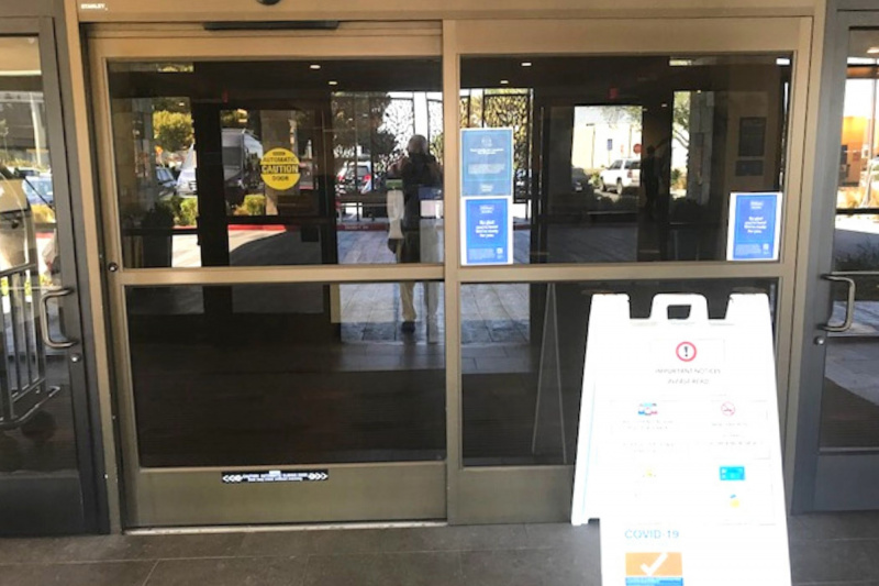Entrance with automatic doors