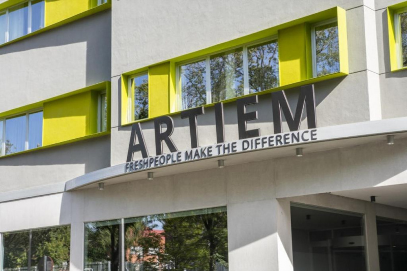 Facade of the hotel.