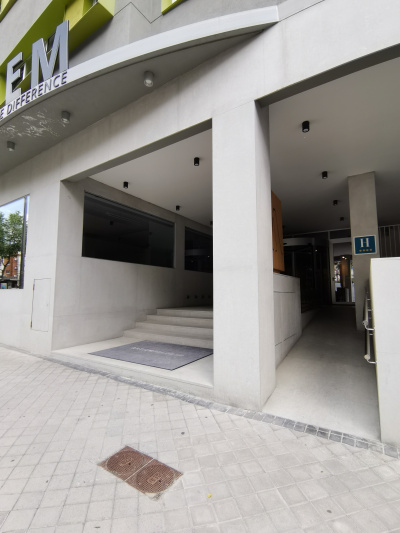 Entrance with view of the stairs and the ramp.