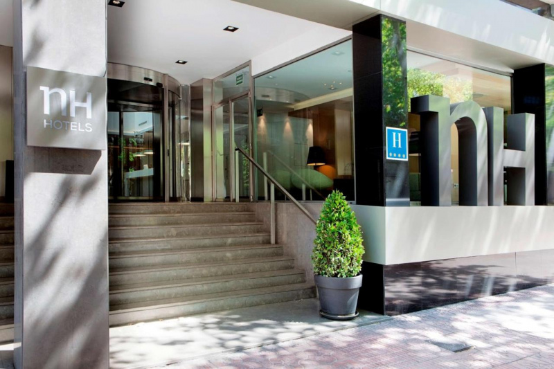 Main entrance with stairs and handrails.