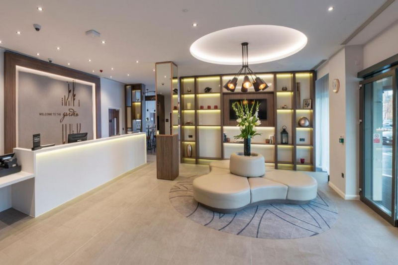 Spacious lobby with bench seats and the reception desks.