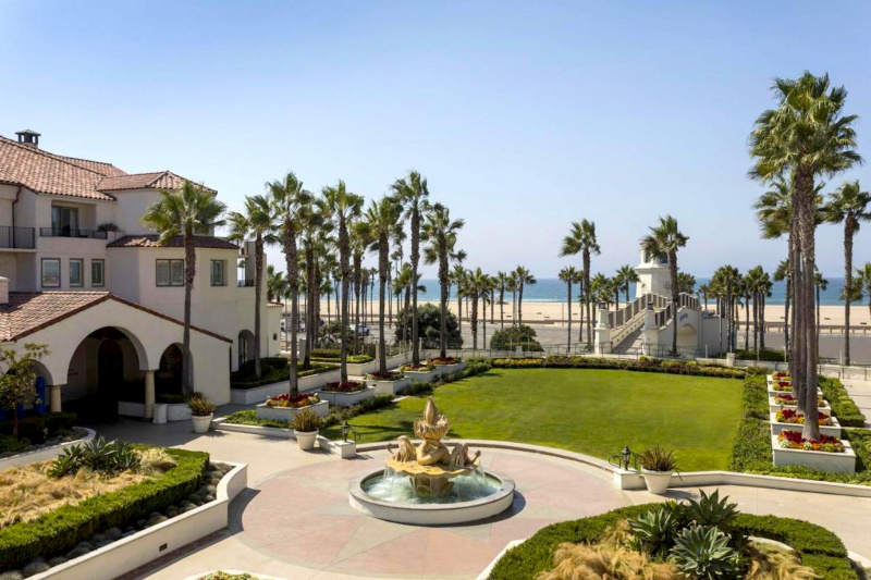 Hotel grounds with fountain