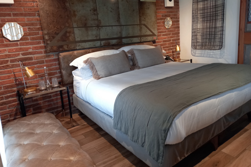 Double room with a leather bench.