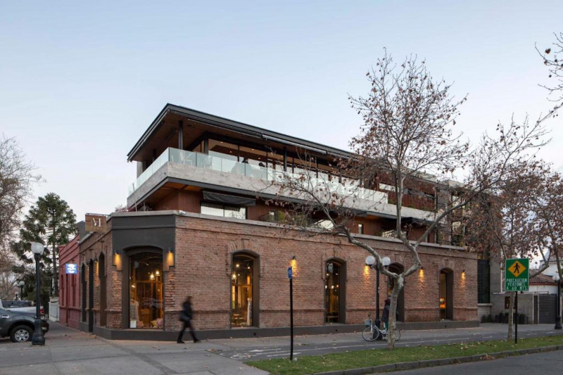Facade. Hotel, restaurant and gift shop.