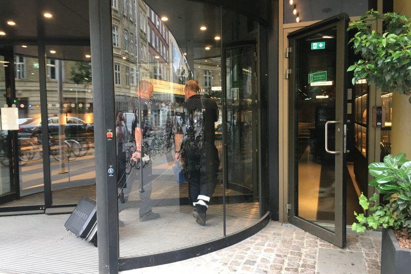 Step-free entrance to the hotel lobby
