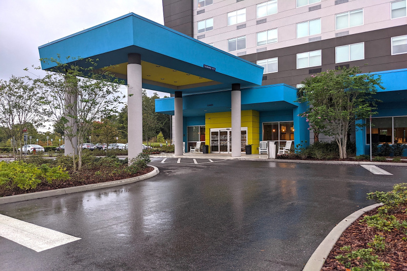 The drop-off zone in front of the hotel