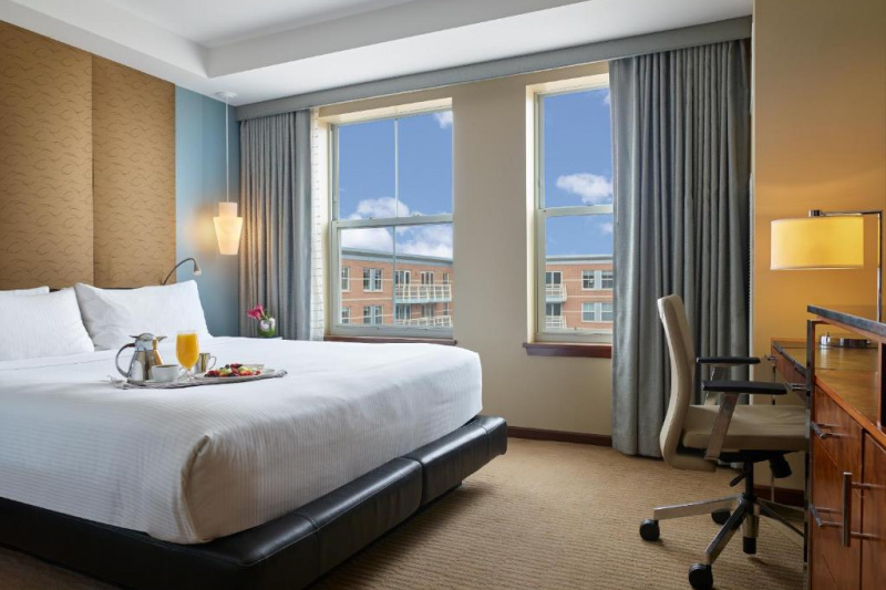 Guestroom with bed and desk