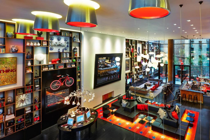 Large lobby with seating areas, internet access and a bar