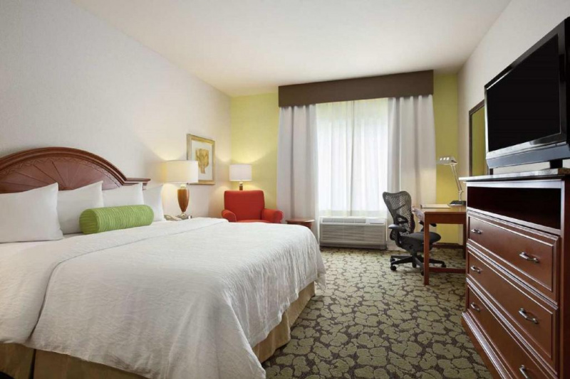 Guestroom overview with bed, desk and armchair
