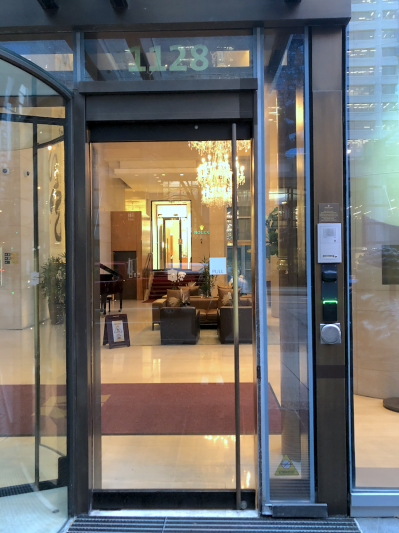 Step-free entrance with an automatic door