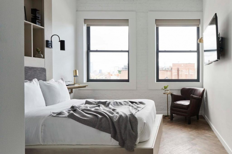 Spacious room with wide space around the bed and a flat-screen TV