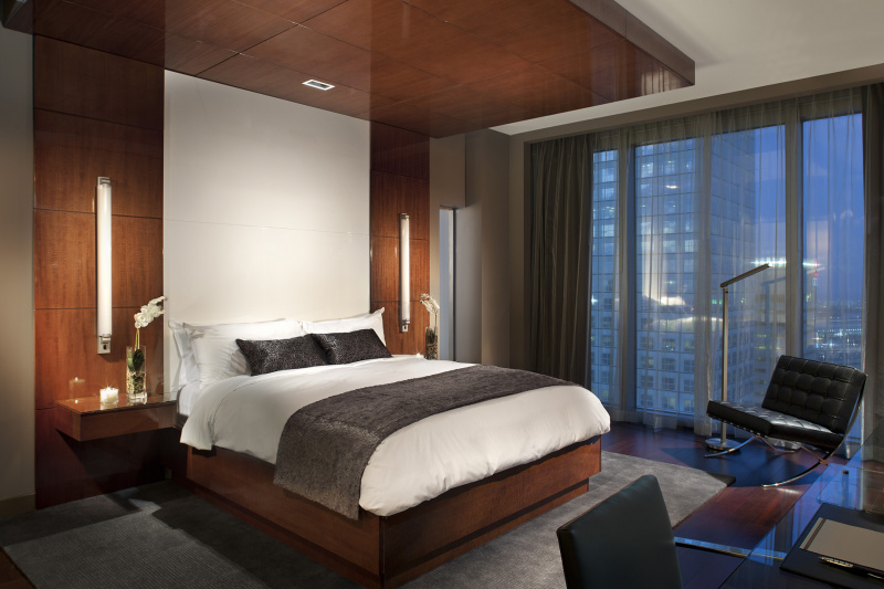 Bedroom with a double-sized bed with white linens