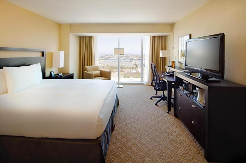 Accessible room equipped with a king-sized bed