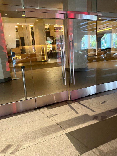 Step-free entrance with automatic doors