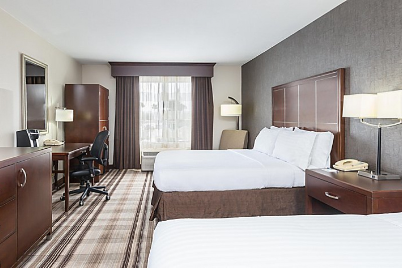 Guestroom with two beds and desk