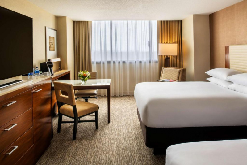 Guestroom with beds and desk