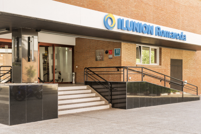 Hotel entrance with steps and access ramp