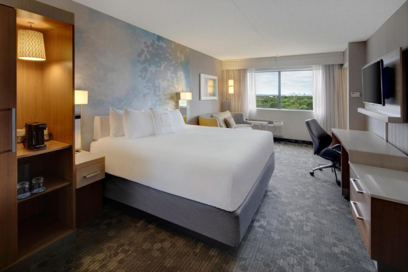 Guestroom with contemporary decor, bed and desk