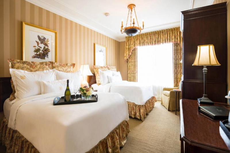 Guestroom with two beds and classic decor