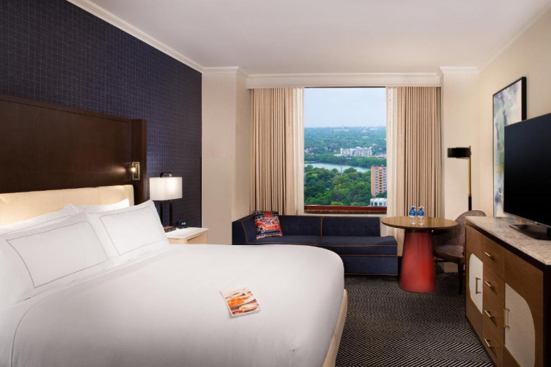 Guestroom with modern decor, bed and seating area