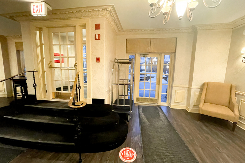 Entrance to lobby with steps and step-free entrance
