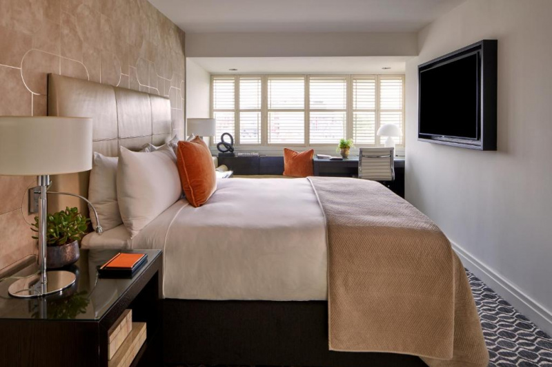 Guestroom with modern decor and flat-screen TV