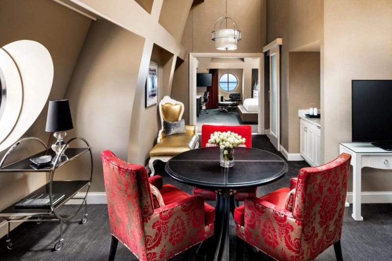 Suite living room with dining table