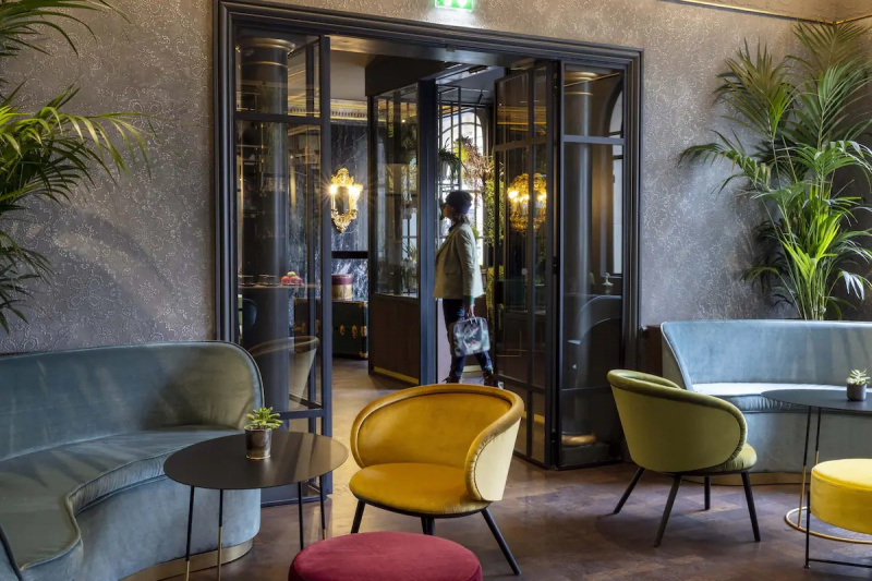 Lobby seating area with contemporary decor