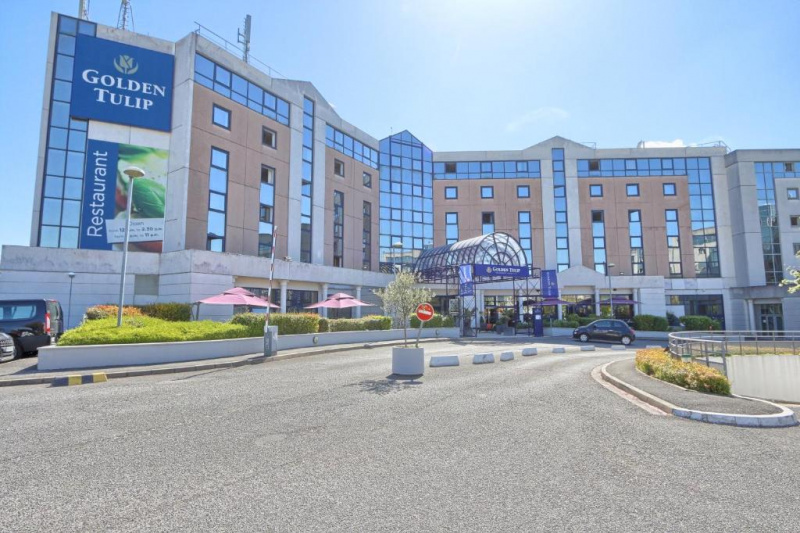 Hotel building with covered entrance