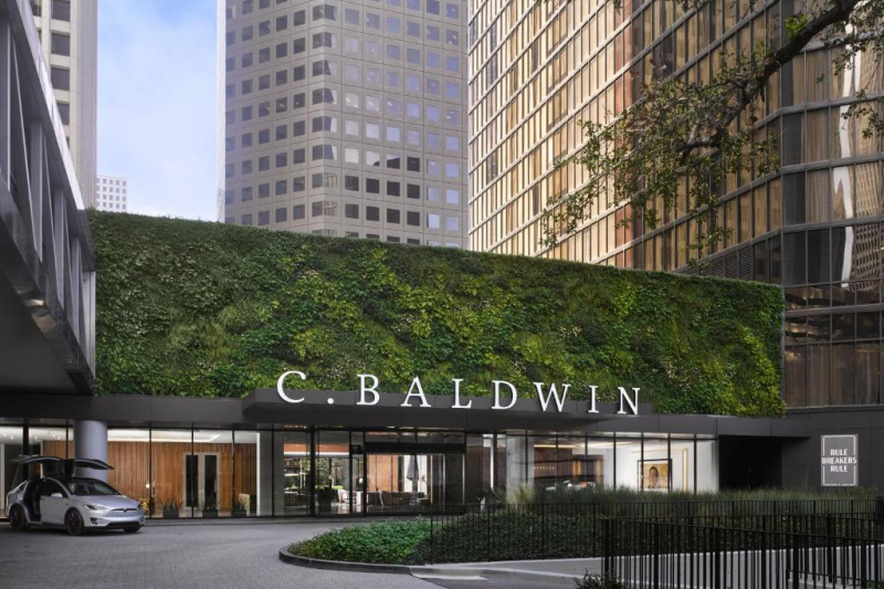 The huge, drive-up entrance to the hotel is step-free. It leads to wide, glass doors.