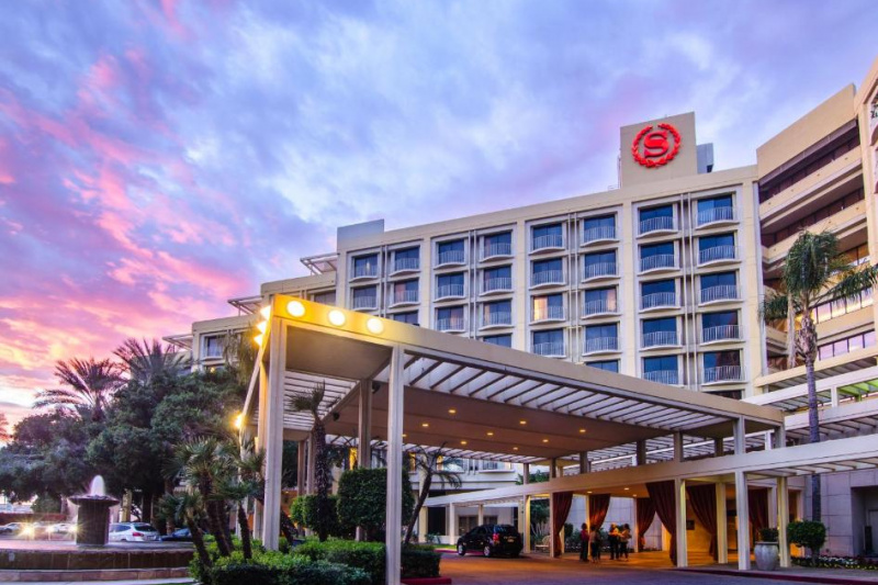 Exterior of the Sheraton Phoenix Crescent Hotel