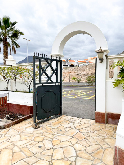 Entrance gate from the parking lot