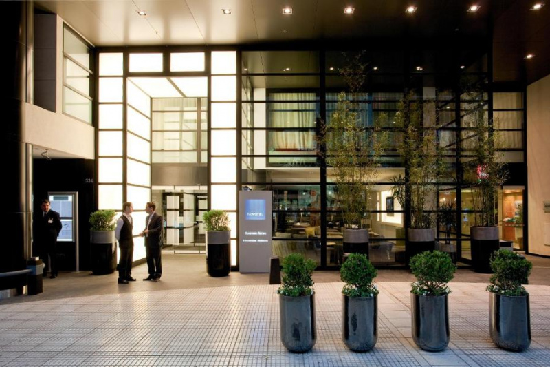 There is step-free covered access from the sidewalk into the modern glass-walled lobby through a glass door. Doormen are on hand for assistance.