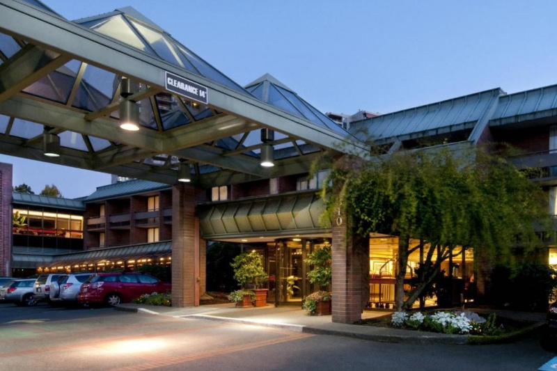 There is step-free access from the parking lot to the covered hotel entrance.