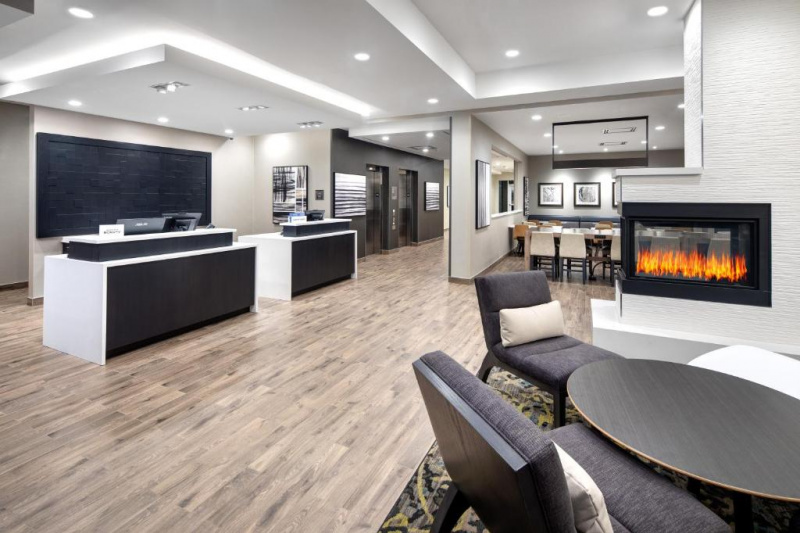The spacious entrance lobby has check-in desks, an accessible route to the elevators and lounge seating.